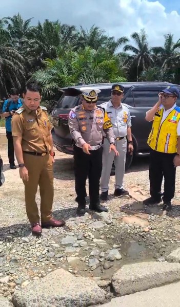 Wabup Pelalawan Bersama BPJN Tinjau Perbaikan Jalan Pasca Banjir di Km 83 Lintas Timur