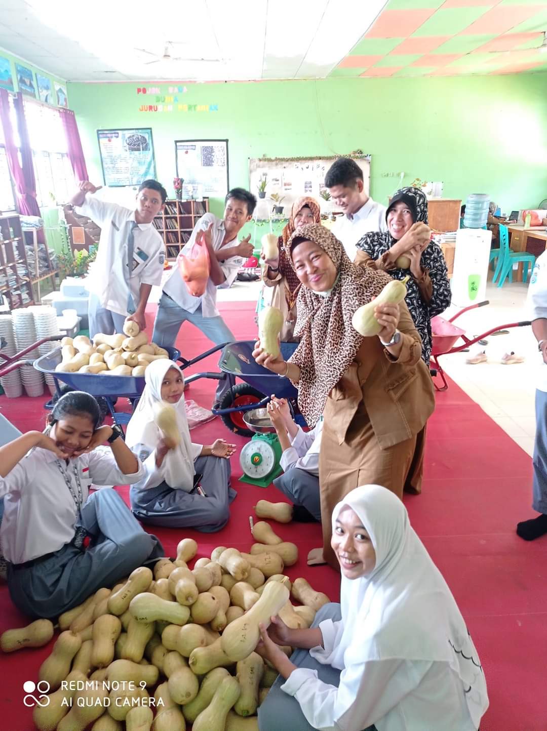 Siswa Agrobisnis SMKN 1 Pangkalan Kerinci Panen Labu dan Jagung