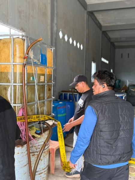 Polres Pelalawan Ungkap Penjualan BBM Subsidi Ilegal di Kuala Kampar, Dua Tersangka Diamankan