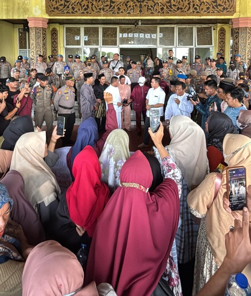 Tuntut Hak Gaji dan BPJS, Puluhan Karyawan PKS PT Sumber Sawit Sejahtera Sampaikan Aspirasi Ke Bupati Pelalawan