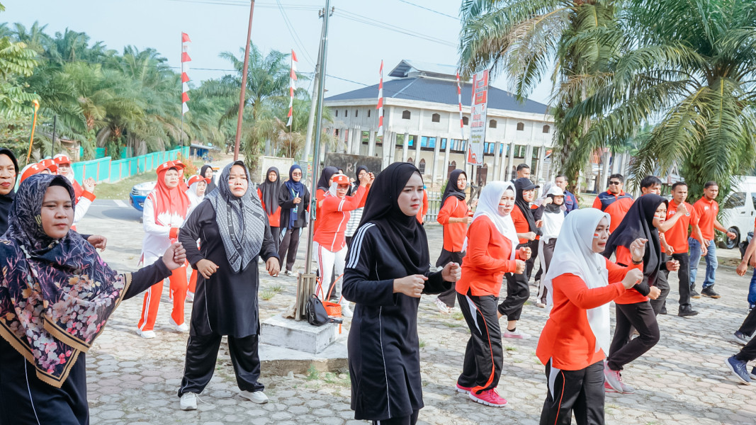 Antusias Ibu-ibu Senam Sehat Bersama Sella Pitaloka di Desa Bagan Laguh