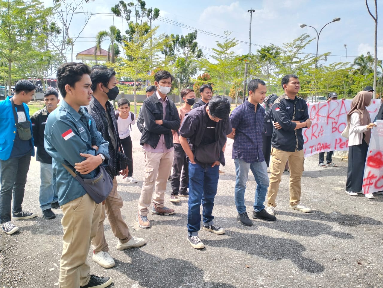 Mahasiswa Pelalawan Gelar Aksi Damai di Kantor DPRD Pelalawan Terkait Bantuan Beasiswa