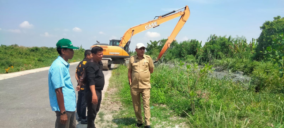 PUTR Rohil Turun Alat Berat Gencar Normalisasi Sungai dan Parit