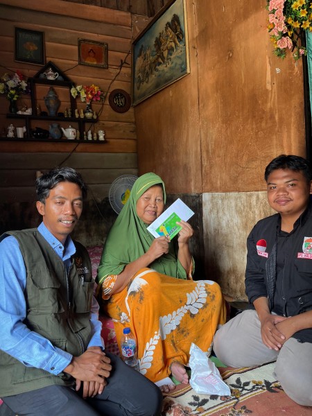 Nenek Suparmi Terima Bantuan Insentif Zakat Park Baznas Kabupaten Pelalawan