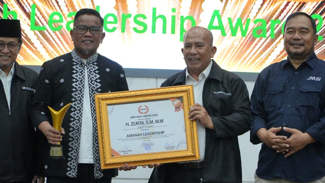 Mengabdi dengan Hati, Bupati Zukri Raih Amanah Leadership Award JMSI Riau 2026