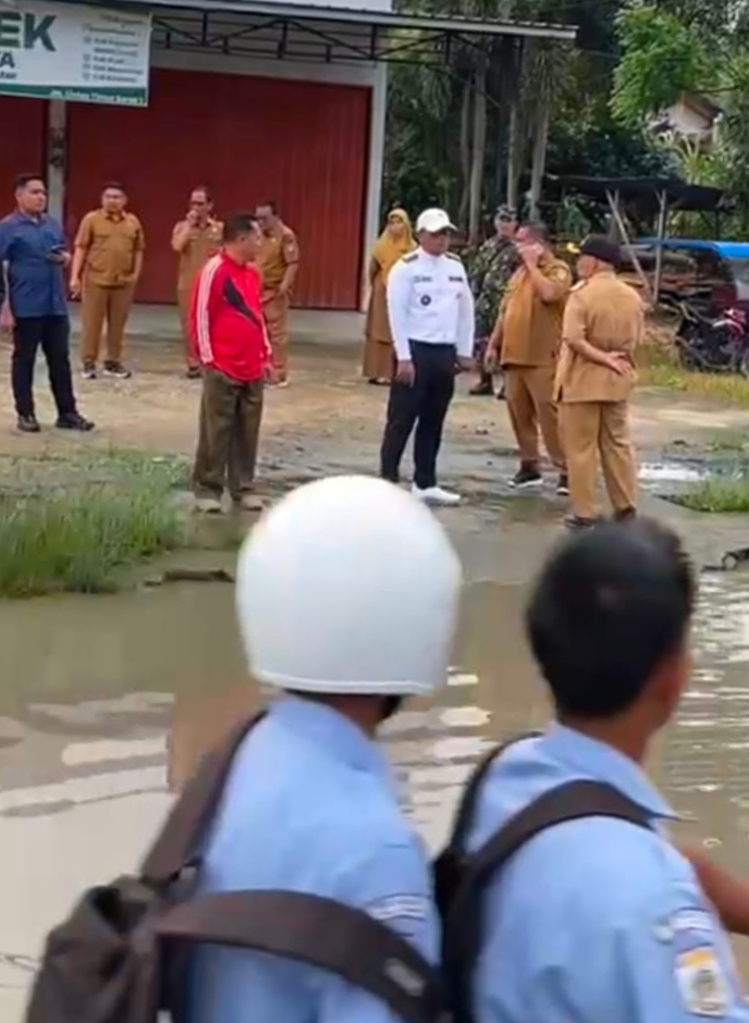 Bupati Zukri Instruksikan Camat dan Jajaran  Lakukan Gotong Royong di Jalan Lintas Timur Pangkalan Kuras