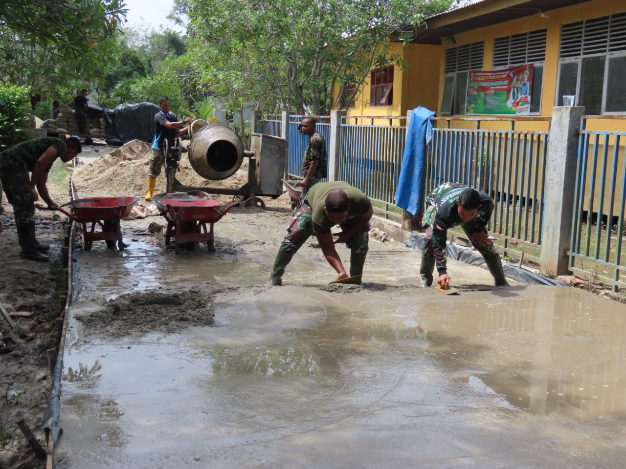 Satgas TMMD Ke-115 Kodim 0315/KPR  Terus Kebut Semenisasi Jalan hingga 100 Persen