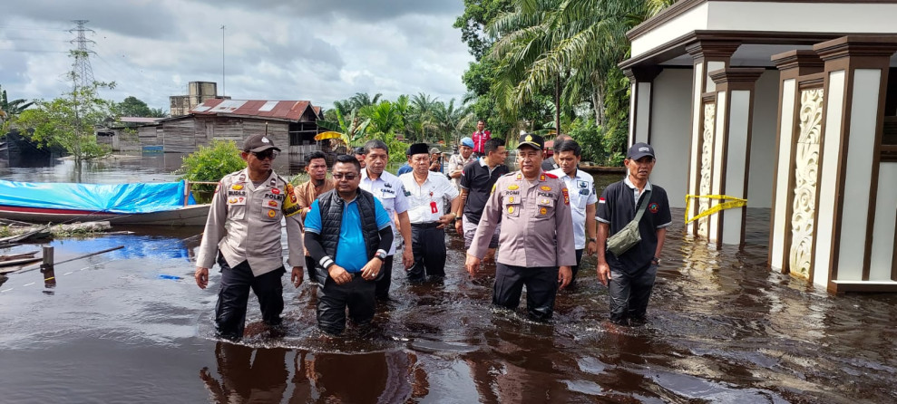 Forum RT RW dan Kaling Pangkalan Kerinci Kota Bersama Forkopimcam Tinjau Banjir dan Salurkan Sembako