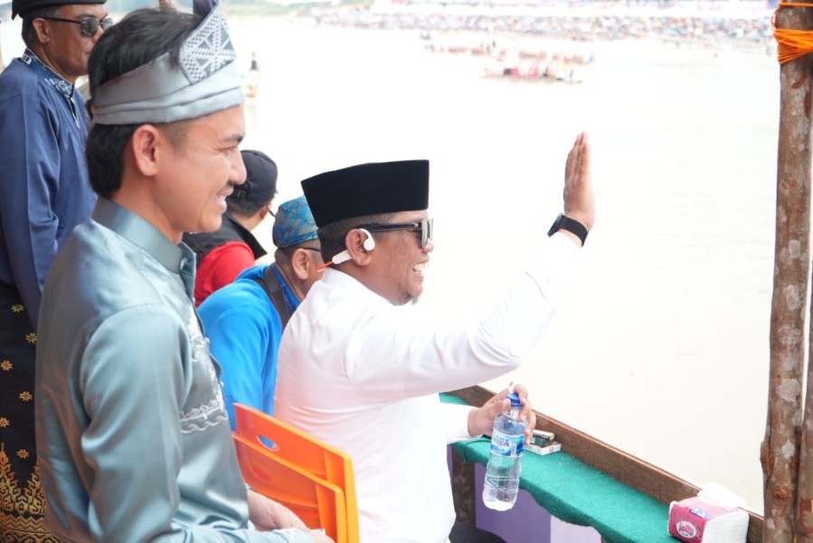 Bupati Zukri Ikut Meriahkan Pembukaan Festival Pacu Jalur Kuantan Singingi 2025