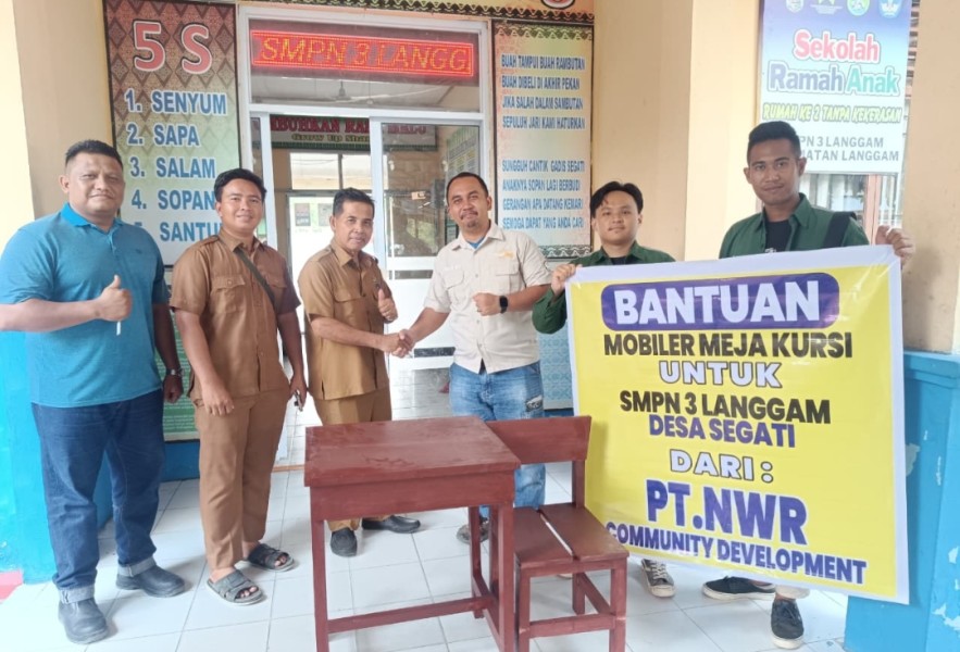 35 set meja dan kursi dari PT NWR disalurkan ke SMPN 3 Langgam