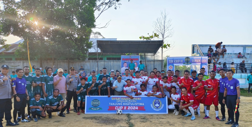 Ditandai Tendangan Bola Pertama Wakil Bupati Pelalawan, Pembukaan Turnamen Tanjung Khatulistiwa Cup II Dimeriahkan Laga Trofeo