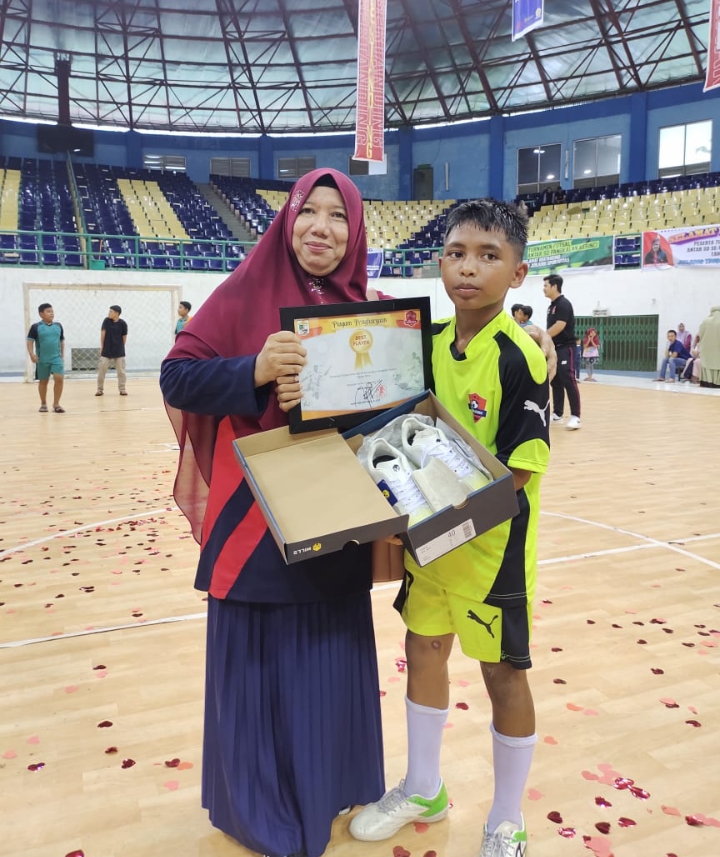 Terbaik di Kejuaraan Garuda FC, Tim Futsal SDN Bernas Juara Satu