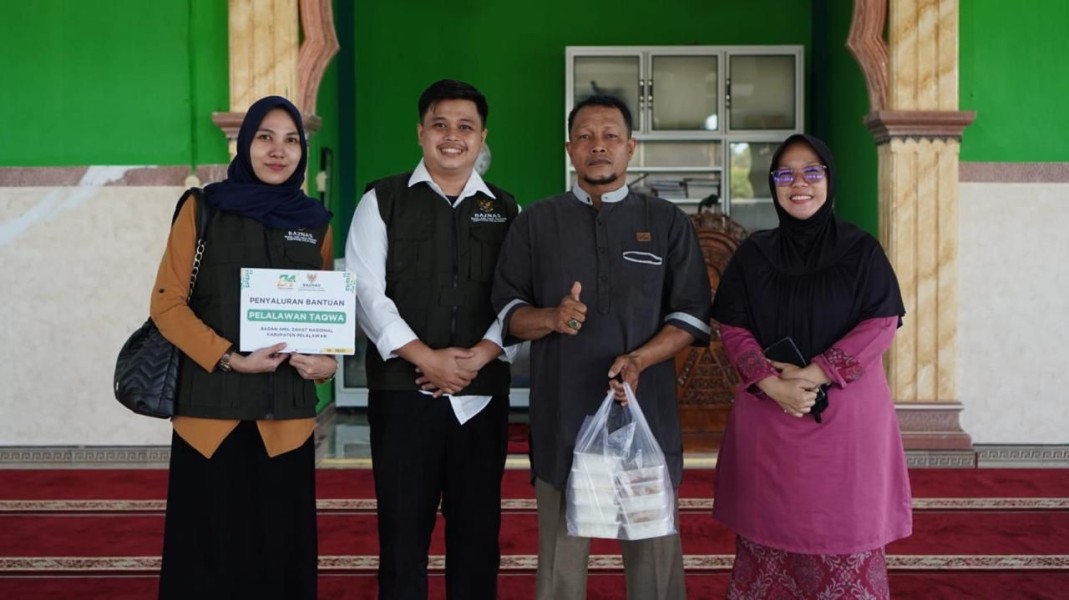 Berbagi di Bulan Suci, BAZNAS Pelalawan dan Sahabat Berbagi Salurkan Paket Berbuka di Masjid Pangkalan Kerinci
