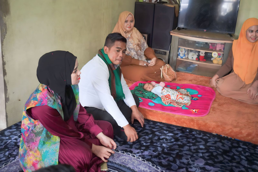 Bupati Pelalawan H. Zukri SE Didampingi Istri Sambangi Wanita Disabilitas Korban Perkosaan yang Telah Melahirkan