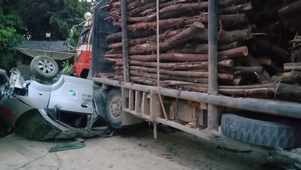 Hancur, Mobil Fuso Bermuatan Kayu Tabrak Mobil Ambulan Desa