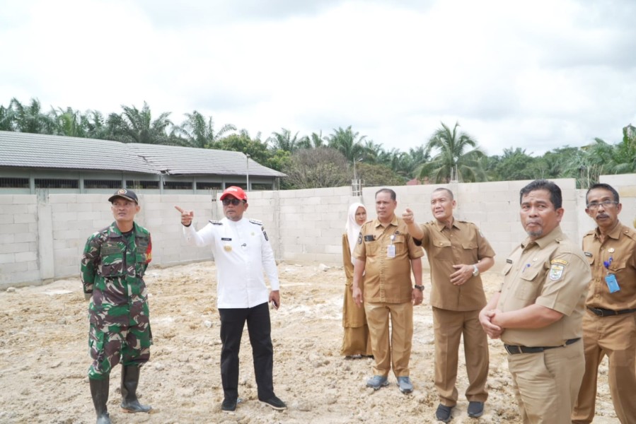 Bupati Pelalawan Tinjau Progres Pembangunan Gerai Koperasi Merah Putih di Terantang Manuk
