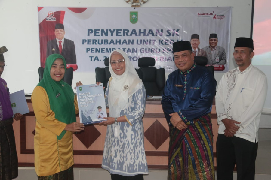 Diwakili Dr Karmila Sari, Komisi V DPRD Riau Serahkan SK Relokasi Guru PPPK