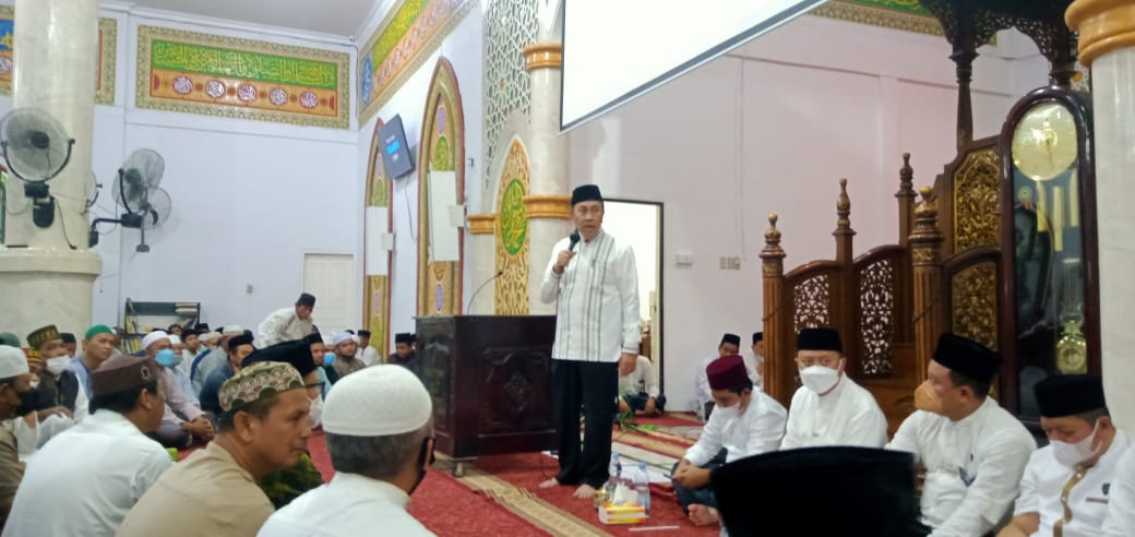 Safari Ramadhan di Pelalawan, Gubri Serahkan Santunan Anak Yatim Sebanyak 800 Orang