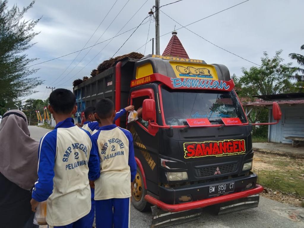 Ajarkan Berbagi, Guru dan Siswa SMPN 2 Pelalawan Bagikan Takjil Ramadhan