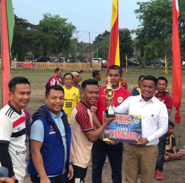 RBN FC Juara Turnamen Sepak Bola Cup I U-40 Kelurahan Pelalawan, Bupati H Zukri Serahkan Trofi Kemenangan