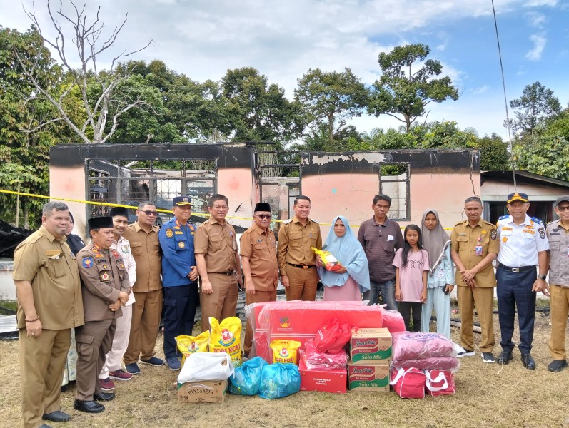 Cepat Tanggap, Wabup Tamrin Bersama Baznas Salurkan Bantuan Untuk Korban Kebakaran di Kiyap Jaya