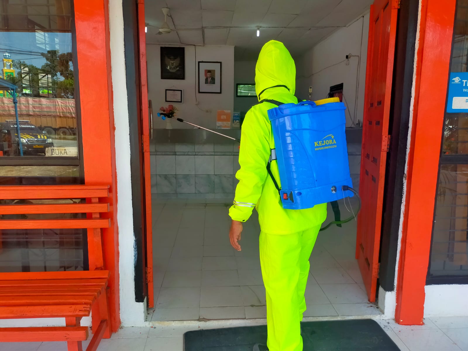 Polsek Pangkalan Kuras Semprot Kantor Pos Setempat Dengan Disinfektan