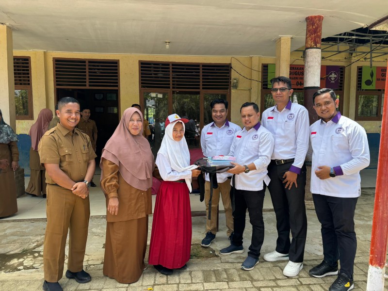 Kolaborasi Bersama BAZNAS, Komnas PA Pelalawan Bagikan Perlengkapan Sekolah ke 53 Siswa