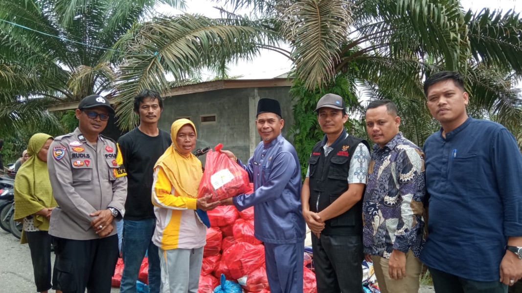 Baznas Pelalawan Salurkan Sembako untuk Korban Banjir di Kecamatan Pangkalan Kerinci