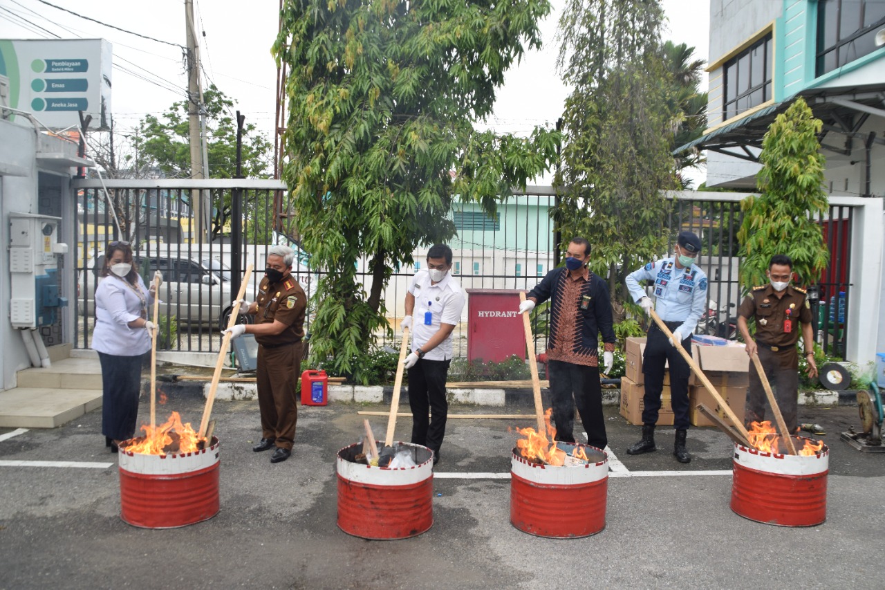 Kejari Pekanbaru Musnahkan 570 Perkara Pidana Umum