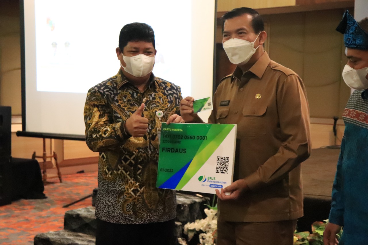 Walikota Pekanbaru dan DPRD Kota Resmi Terdaftar Program  BPJS Ketenagakerjaan