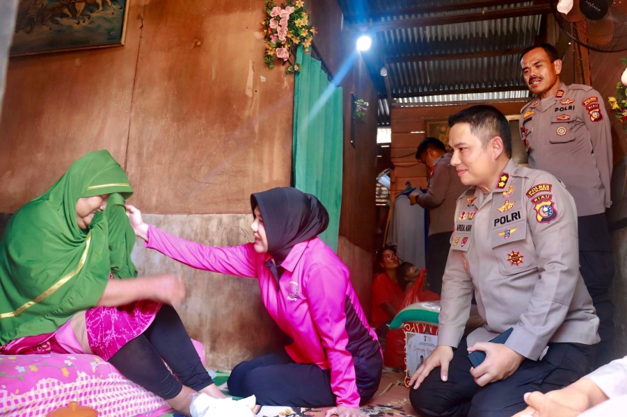 Nenek Sebatang Kara di Pangkalan Kerinci Menangis Saat Dikunjungi Kapolres Pelalawan