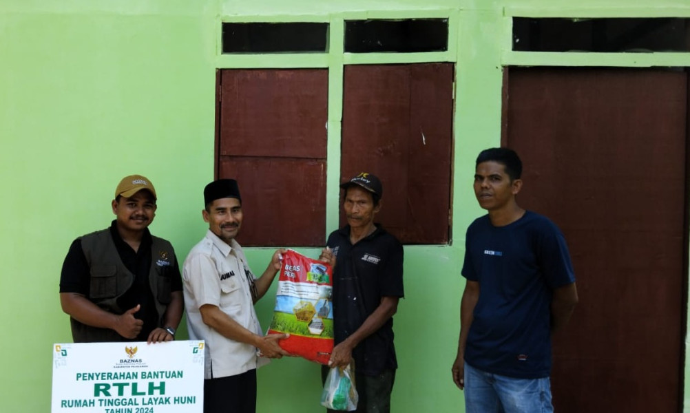 Tangis Haru Jumardi Kuli Panggul Pasar Terima Bantuan Rumah Layak Huni dari Baznas Pelalawan