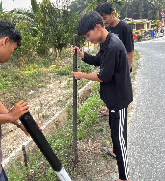 Tikungan Gelap dan Tajam, Mahasiswa KKN UIN Suska Pasang 10 Reflektor