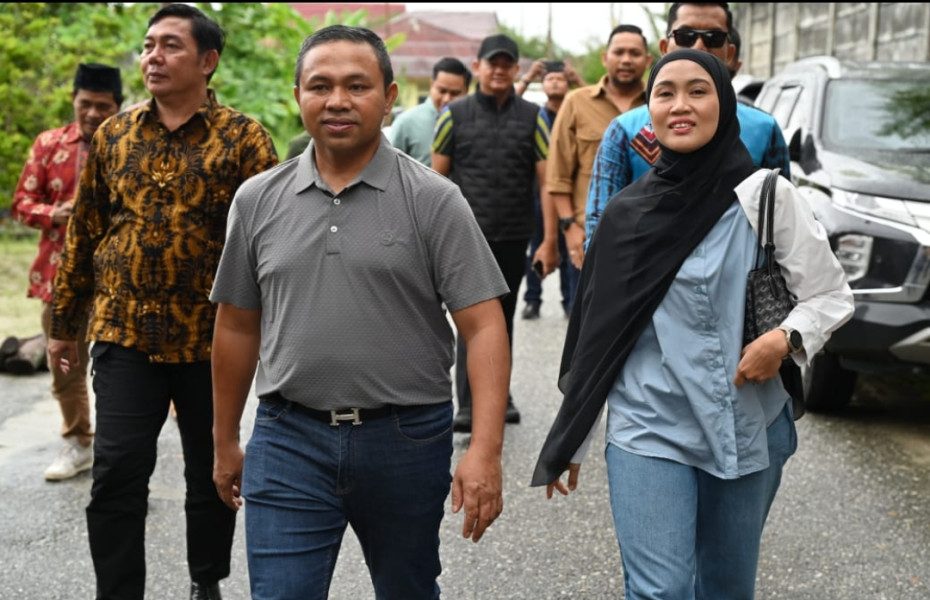 Meskipun Gerimis, Abdul Wahid Bawa Istri Jalan Kaki Menuju TPS