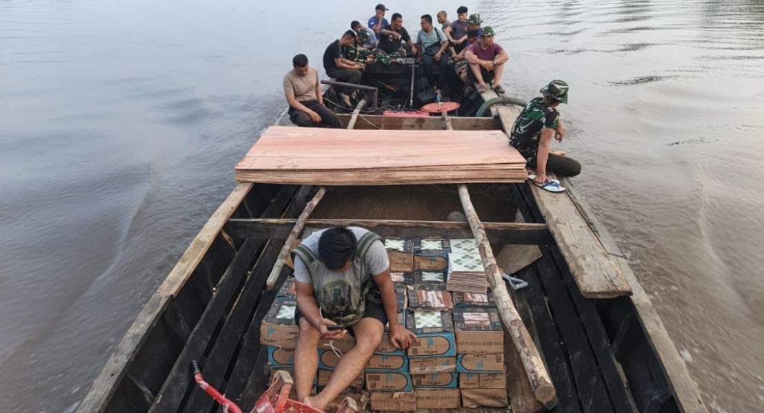 Tembus Arus Sungai Sejauh 15 km,Satgas TMMD Ke-129 Kodim 0313/KPR , Langsir Material ke Pangkalan Terap