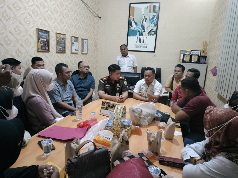 Kunjungi Kantor JMSI, Kejari Pelalawan Temui 34 Korban yang Ditipu Oleh Oknum PNS Disdikbud Pelalawan