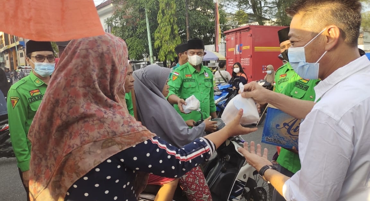 Turun Berbagi Takjil, Bupati Afrizal Sintong : Bulan Suci Ramadhan penuh Berkah