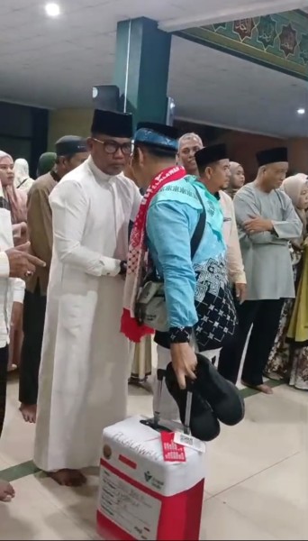 Tangis Haru Iringi Keberangkatan 223 Jemaah Haji Pelalawan, Bupati Zukri: Tinggalkan Dunia, Raih Ridho Ilahi
