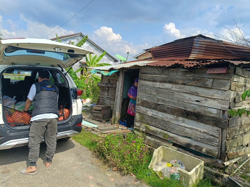 Sahabat Jum'at Kunjungi Gubuk Reot Kakek Jon di Pangkalan Kerinci Timur