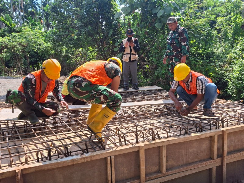 Satgas TMMD Ke-129 Kodim 0102/Pidie Perkuat Struktur Jembatan, Pemasangan Bekisting Box Culvert Dikebut