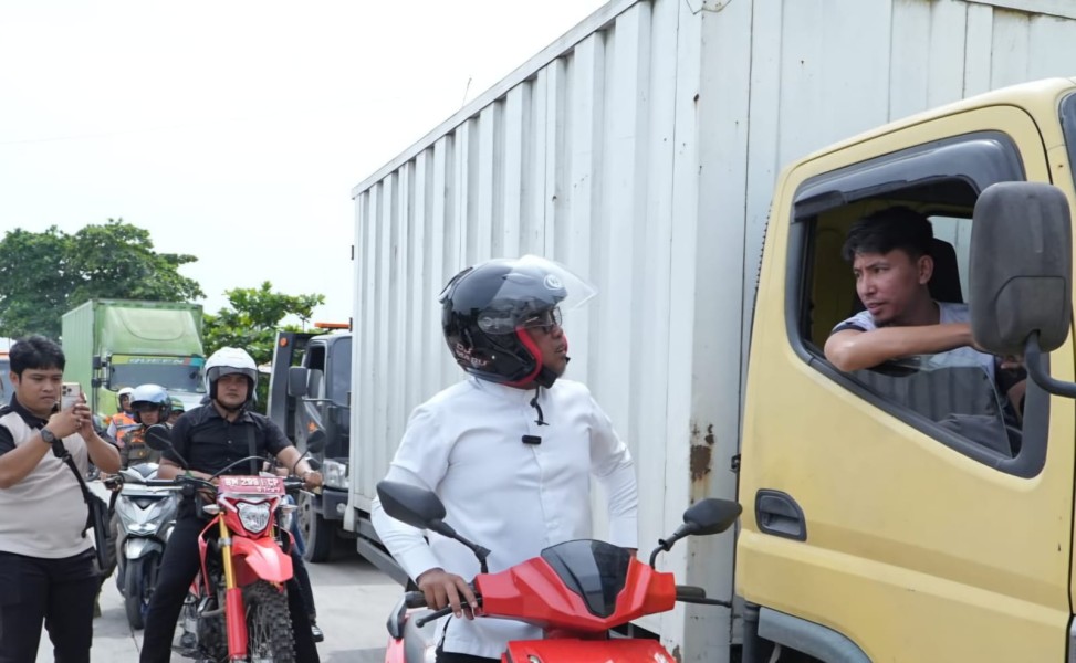 Tinjau Langsung Kemacetan Parah di KM 83, Bupati Zukri Hentikan Sementara Perbaikan Jalan