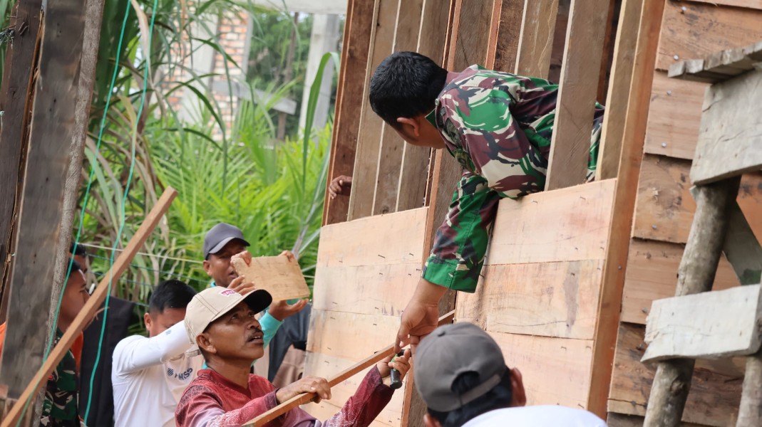 Wujud Kemanunggalan : Satgas TMMD Ke-129 dan Warga Bahu-Membahu Bedah Rumah Ibu Timah
