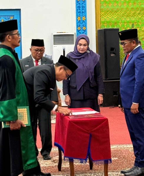 Bupati Zukri Resmi Lantik Tengku Zulfan sebagai Sekda Pelalawan