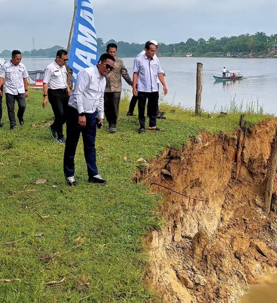 Bupati H Zukri SM MM Tinjau Lokasi Abrasi Sungai Kampar di Desa Kuala Terusan