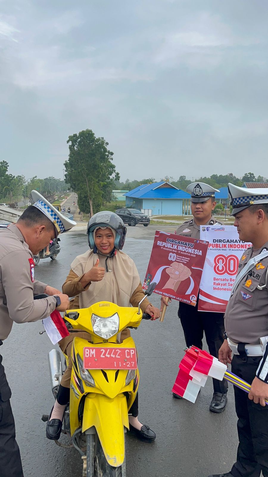 Satlantas Polres Pelalawan Bagikan Bendera Merah Putih kepada Pengguna Jalan Sambut HUT RI ke-80