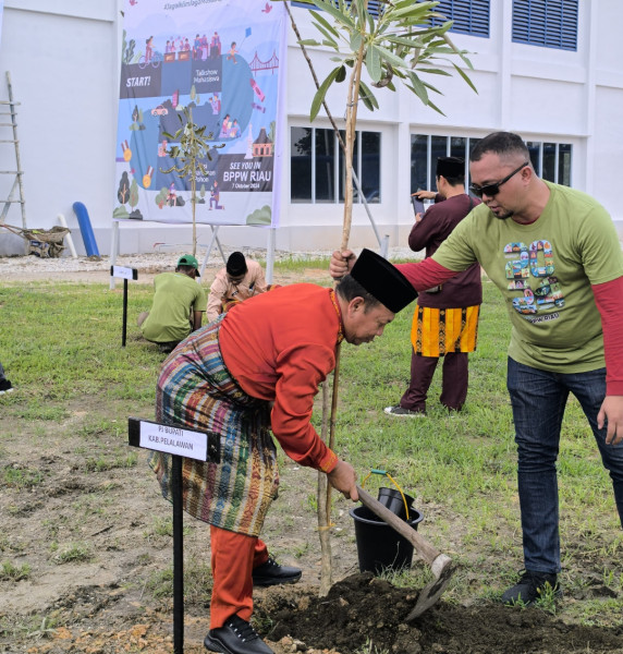 Asisten II Fakhrizal Terima Pengelolaan SPAM IKK dari Kementerian PUPR