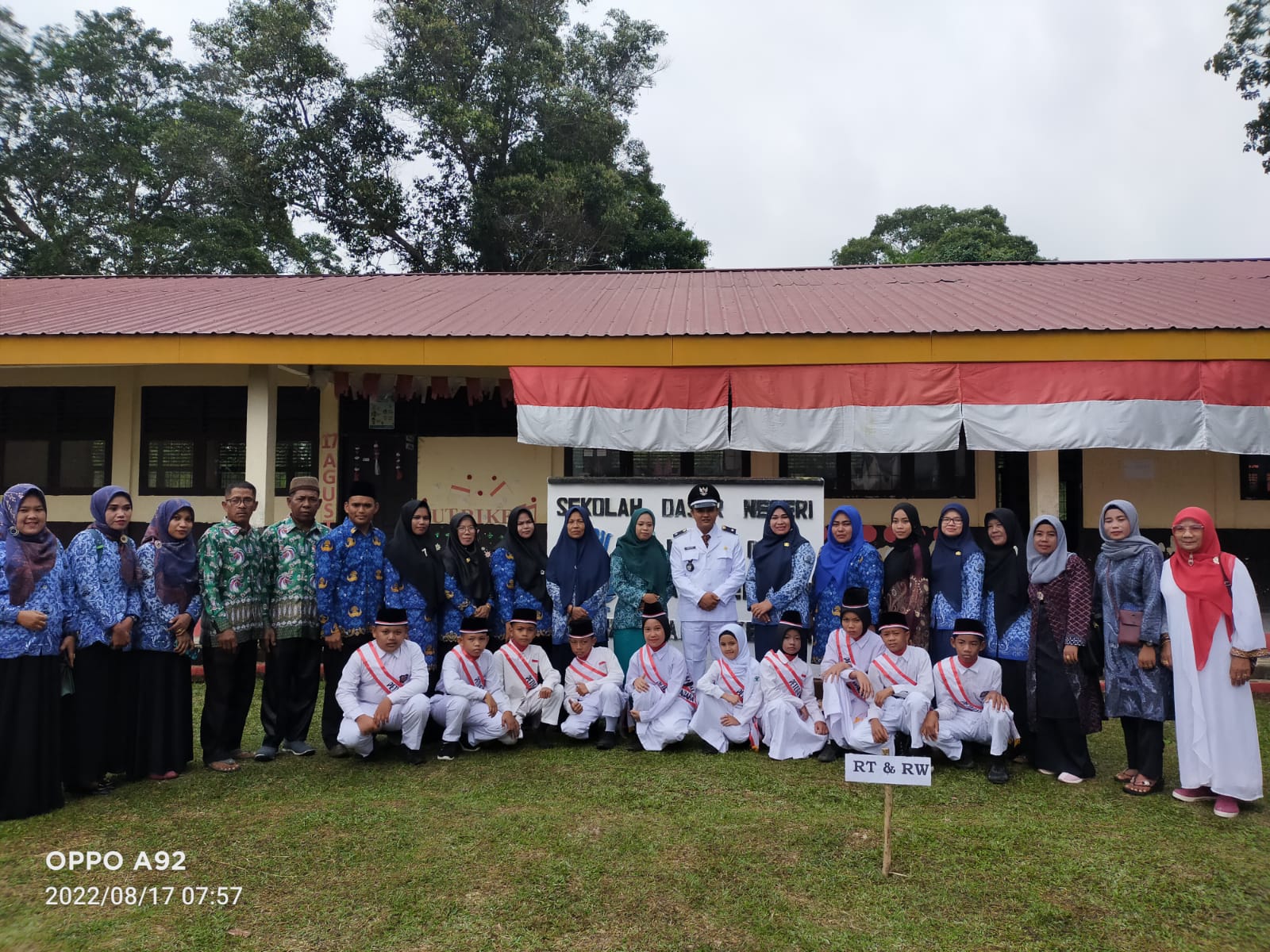 Momen HUT RI Ke-77, SDN 002 Kuala Terusan Berikan Penghargaan Kepada Guru