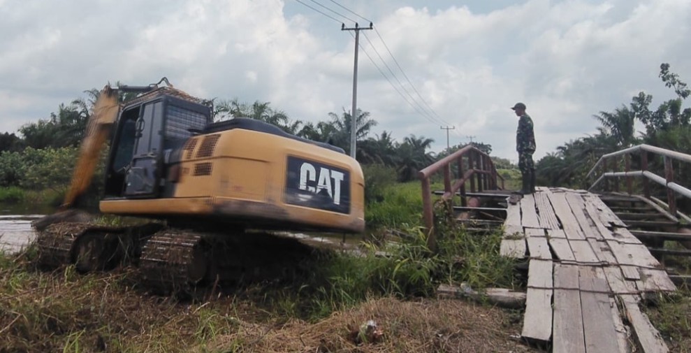 Rancang Tumpuan Gambangan, Satgas TMMD Kodim 0313/KPR Siapkan Perlintasan Alat Berat di Jembatan Tengku Tahal