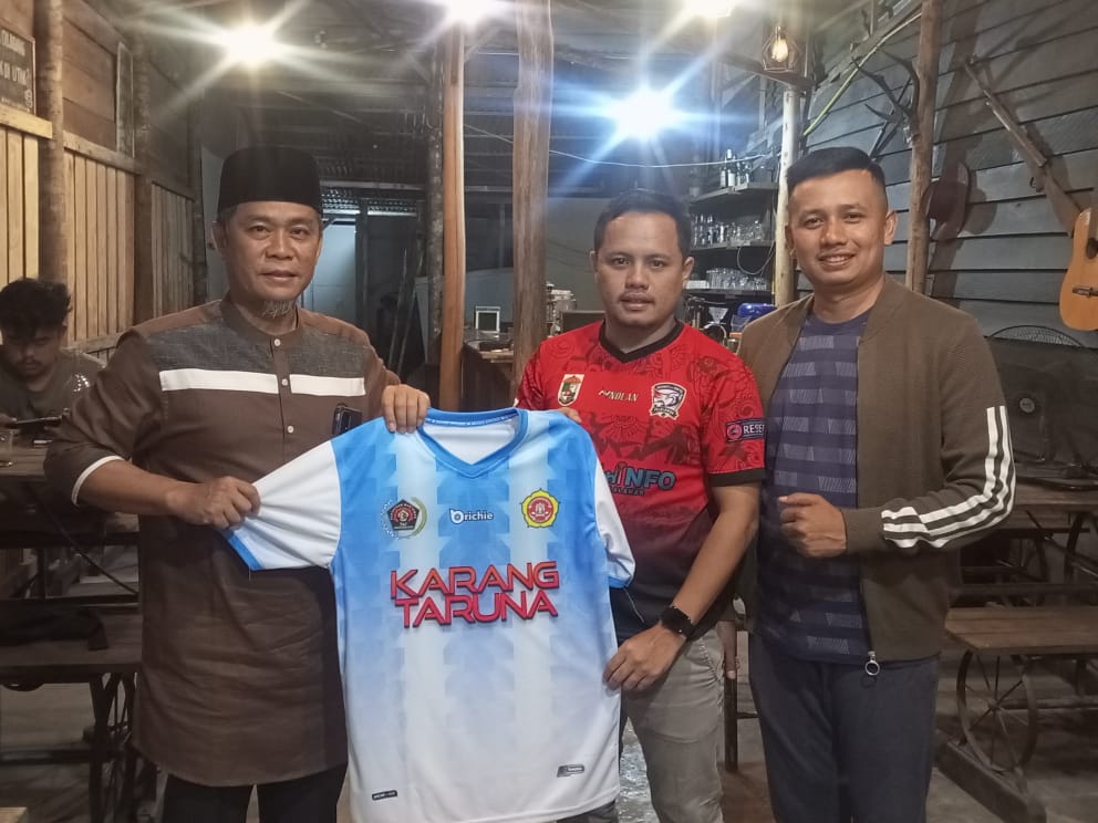 Meriahkan HUT Kabupaten Pelalawan Ke-23, Karang Taruna Tantang SIWO PWI Pelalawan Laga Eksebisi Bola Kaki