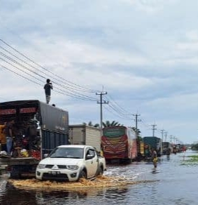 Banjir di Pelalawan Mulai Berangsur Surut, Jalintim Sudah Bisa Dilalui Mobil Tipe Mini Bus